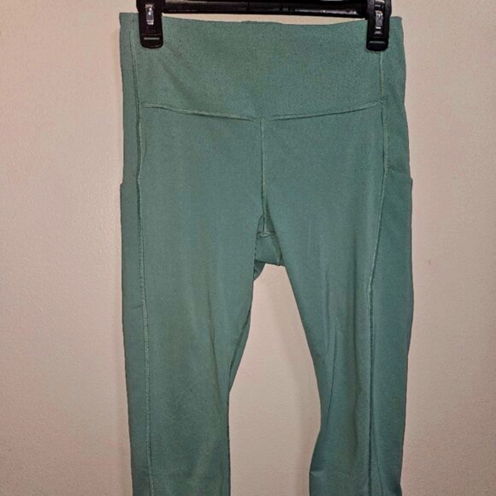 Green Athleta ultimate stash pocket Capri leggings size M